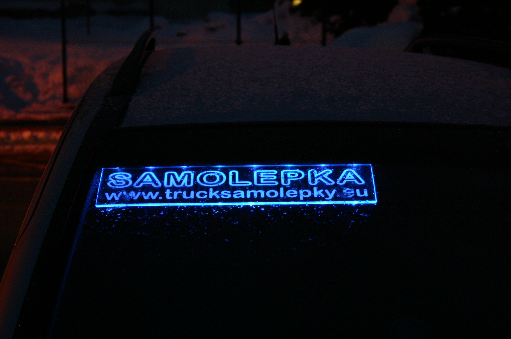 Naše světelná LED tabulka za oknem našeho vozu